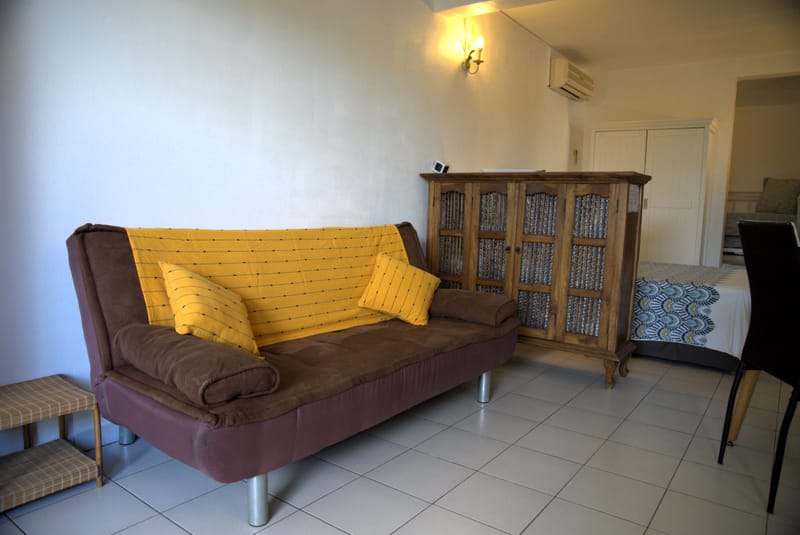 Le Bungalow de 40 m2 avec parking privé et varangue, climatisé avec le wi-fi gratuit et comprenant une cuisine équipée, 1 chambre ouverte avec 2 couchages, un séjour 2 couchages, écran plat, 1 salle de douche avec toilettes.