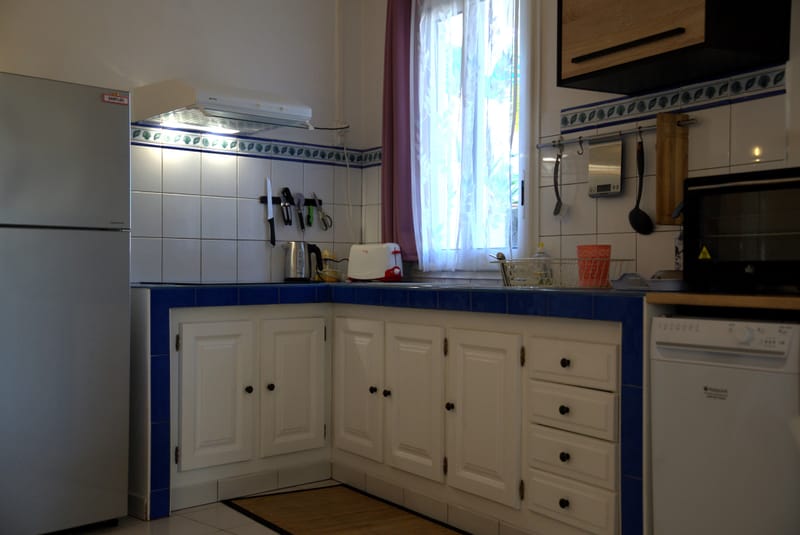 Le Bungalow de 40 m2 avec parking privé et varangue, climatisé avec le wi-fi gratuit et comprenant une cuisine équipée, 1 chambre ouverte avec 2 couchages, un séjour 2 couchages, écran plat, 1 salle de douche avec toilettes.