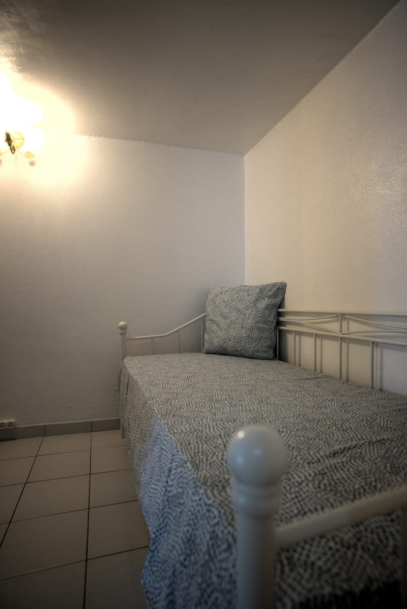 Le Bungalow de 40 m2 avec parking privé et varangue, climatisé avec le wi-fi gratuit et comprenant une cuisine équipée, 1 chambre ouverte avec 2 couchages, un séjour 2 couchages, écran plat, 1 salle de douche avec toilettes.