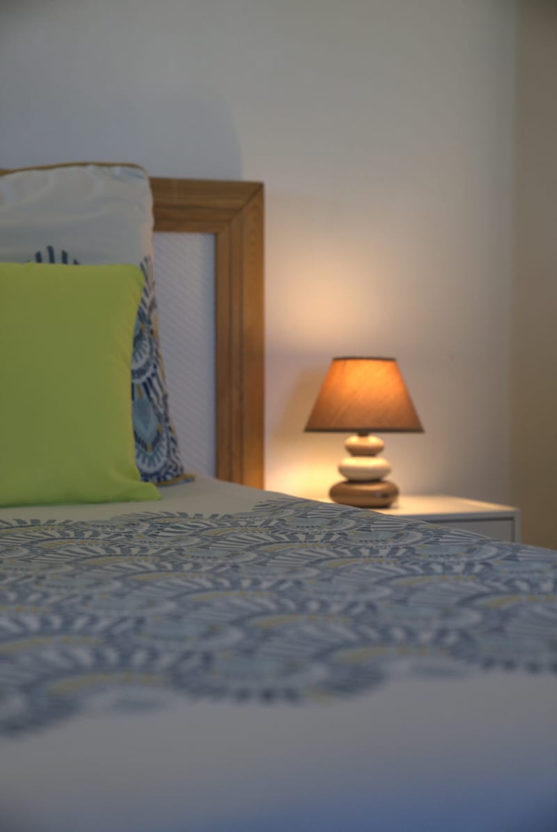 Le Bungalow de 40 m2 avec parking privé et varangue, climatisé avec le wi-fi gratuit et comprenant une cuisine équipée, 1 chambre ouverte avec 2 couchages, un séjour 2 couchages, écran plat, 1 salle de douche avec toilettes.