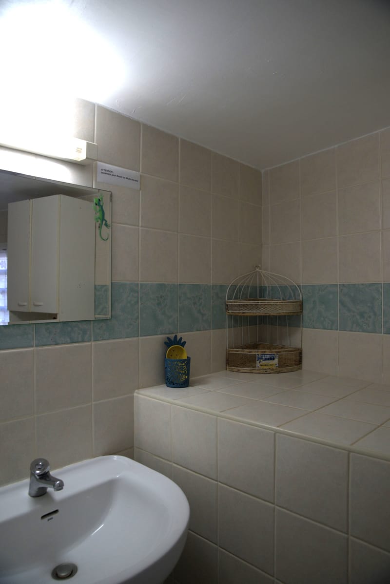 Le Bungalow de 40 m2 avec parking privé et varangue, climatisé avec le wi-fi gratuit et comprenant une cuisine équipée, 1 chambre ouverte avec 2 couchages, un séjour 2 couchages, écran plat, 1 salle de douche avec toilettes.