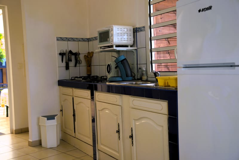 Le Bungalow de 46 m2 avec terrasse privé vue sur la mer, climatisé avec le wi-fi gratuit et comprenant une cuisine équipée, 1 chambre avec lit double, un séjour (2 couchages) écran plat, 1 salle de douche avec toilettes, une varangue de 20 m2.