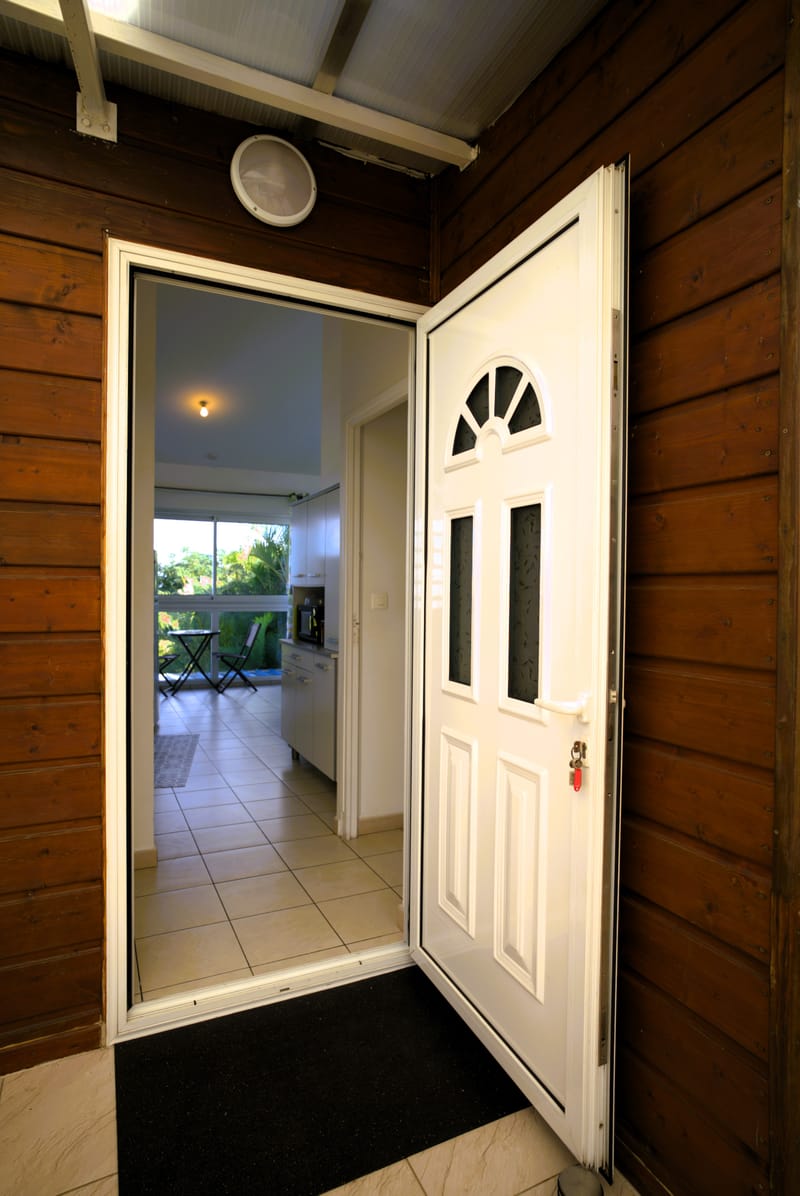 Le Bungalow de 46 m2 avec terrasse privé vue sur la mer, climatisé avec le wi-fi gratuit et comprenant une cuisine équipée, 1 chambre avec lit double, un séjour (2 couchages) écran plat, 1 salle de douche avec toilettes, une varangue de 20 m2.