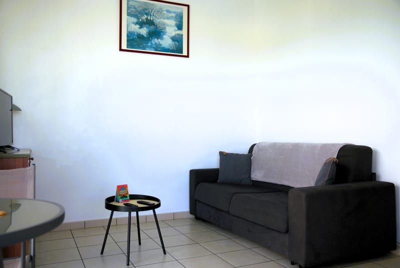 Le Bungalow de 46 m2 avec terrasse privé vue sur la mer, climatisé avec le wi-fi gratuit et comprenant une cuisine équipée, 1 chambre avec lit double, un séjour (2 couchages) écran plat, 1 salle de douche avec toilettes, une varangue de 20 m2.