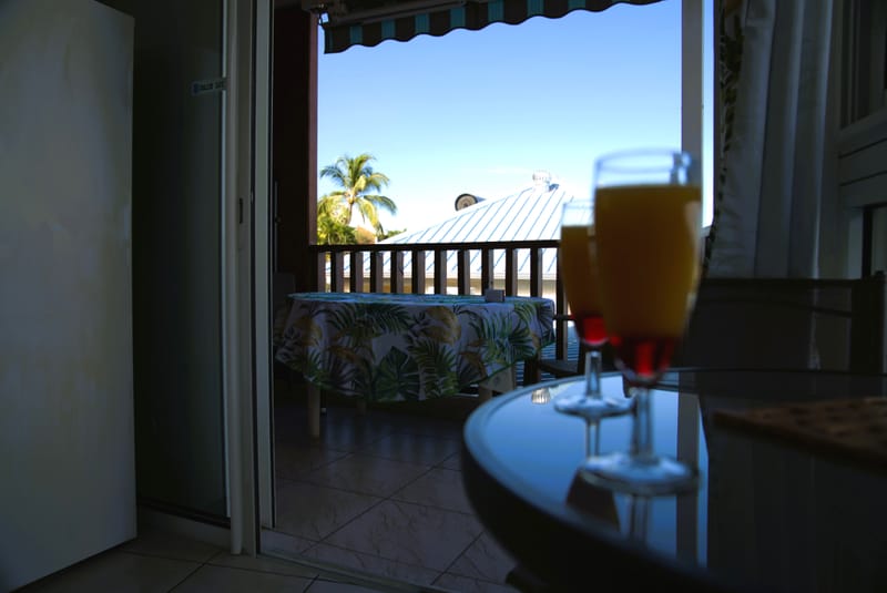 Le Bungalow de 46 m2 avec terrasse privé vue sur la mer, climatisé avec le wi-fi gratuit et comprenant une cuisine équipée, 1 chambre avec lit double, un séjour (2 couchages) écran plat, 1 salle de douche avec toilettes, une varangue de 20 m2.