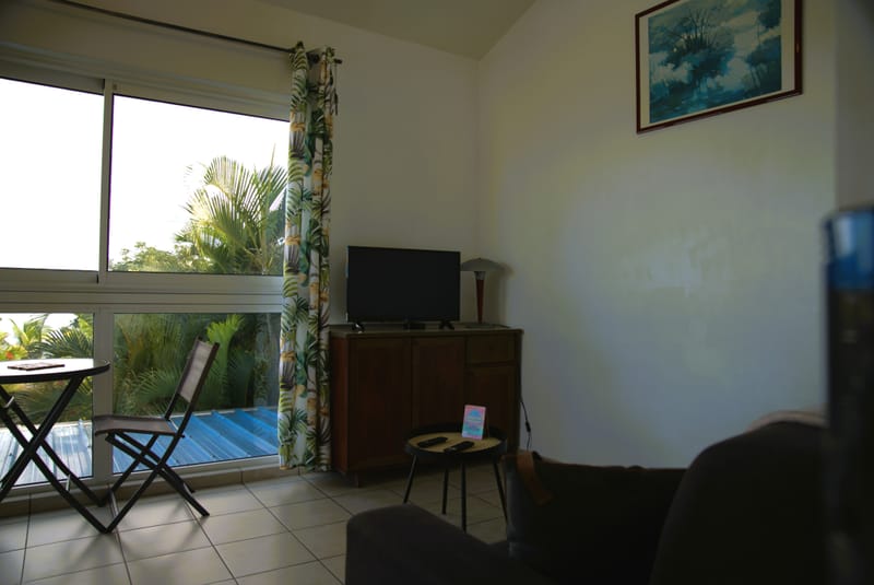 Le Bungalow de 46 m2 avec terrasse privé vue sur la mer, climatisé avec le wi-fi gratuit et comprenant une cuisine équipée, 1 chambre avec lit double, un séjour (2 couchages) écran plat, 1 salle de douche avec toilettes, une varangue de 20 m2.