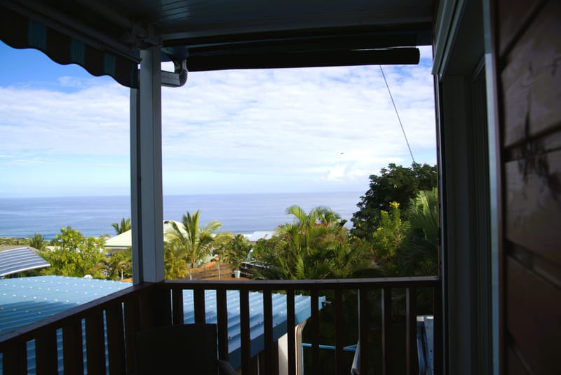 Le Bungalow de 46 m2 avec terrasse privé vue sur la mer, climatisé avec le wi-fi gratuit et comprenant une cuisine équipée, 1 chambre avec lit double, un séjour (2 couchages) écran plat, 1 salle de douche avec toilettes, une varangue de 20 m2.