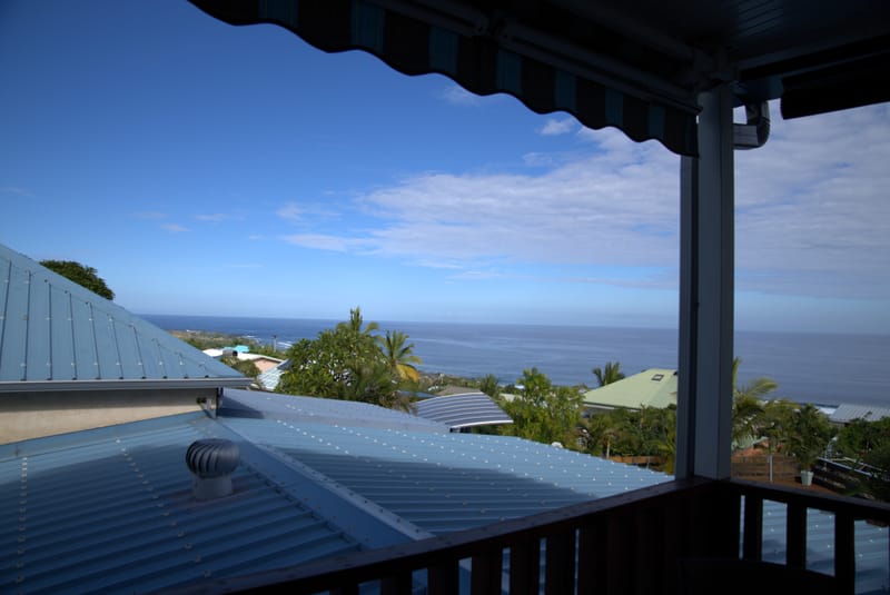 Le Bungalow de 46 m2 avec terrasse privé vue sur la mer, climatisé avec le wi-fi gratuit et comprenant une cuisine équipée, 1 chambre avec lit double, un séjour (2 couchages) écran plat, 1 salle de douche avec toilettes, une varangue de 20 m2.