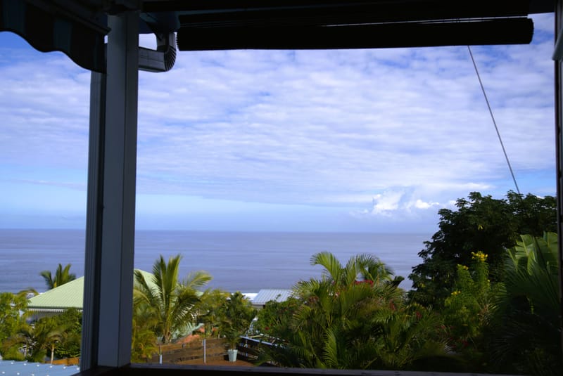 Le Bungalow de 46 m2 avec terrasse privé vue sur la mer, climatisé avec le wi-fi gratuit et comprenant une cuisine équipée, 1 chambre avec lit double, un séjour (2 couchages) écran plat, 1 salle de douche avec toilettes, une varangue de 20 m2.