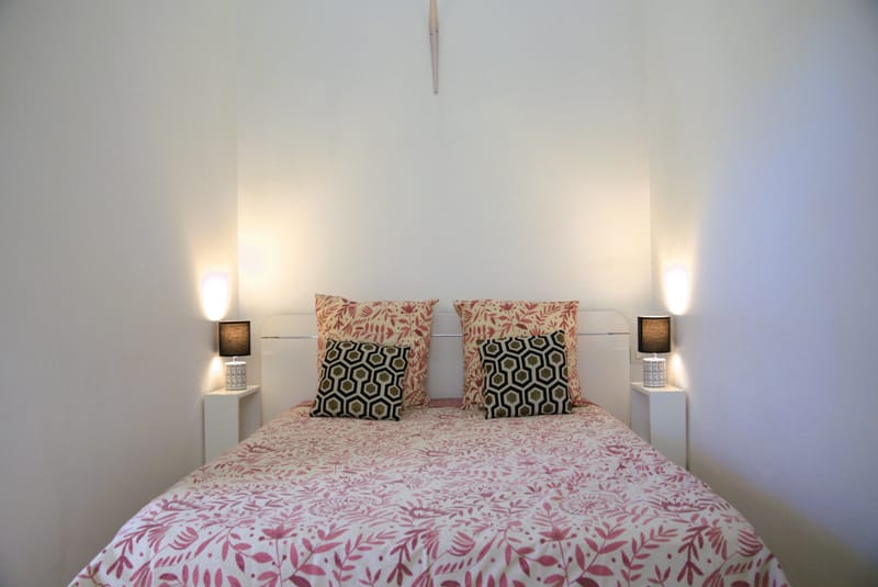 Le Bungalow de 46 m2 avec terrasse privé vue sur la mer, climatisé avec le wi-fi gratuit et comprenant une cuisine équipée, 1 chambre avec lit double, un séjour (2 couchages) écran plat, 1 salle de douche avec toilettes, une varangue de 20 m2.