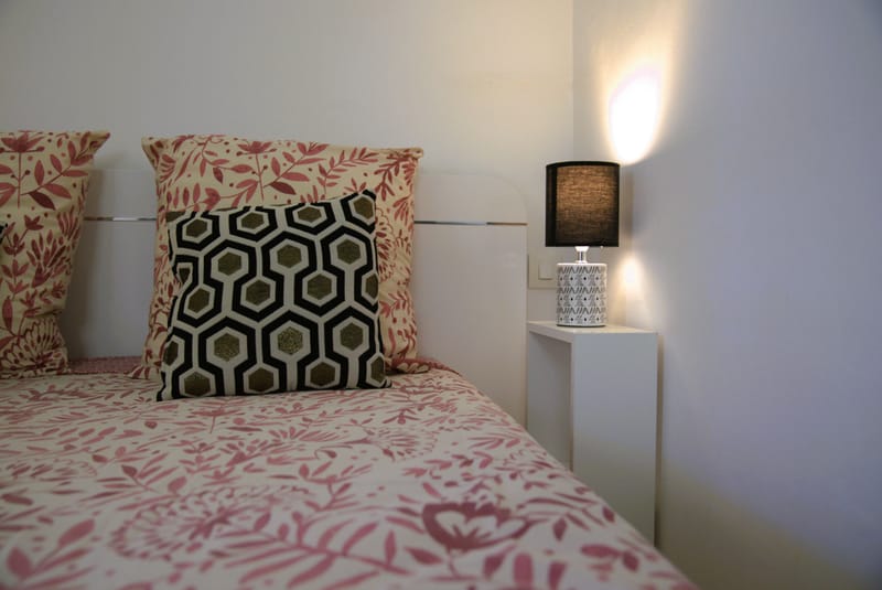 Le Bungalow de 46 m2 avec terrasse privé vue sur la mer, climatisé avec le wi-fi gratuit et comprenant une cuisine équipée, 1 chambre avec lit double, un séjour (2 couchages) écran plat, 1 salle de douche avec toilettes, une varangue de 20 m2.