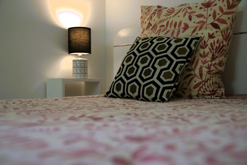 Le Bungalow de 46 m2 avec terrasse privé vue sur la mer, climatisé avec le wi-fi gratuit et comprenant une cuisine équipée, 1 chambre avec lit double, un séjour (2 couchages) écran plat, 1 salle de douche avec toilettes, une varangue de 20 m2.