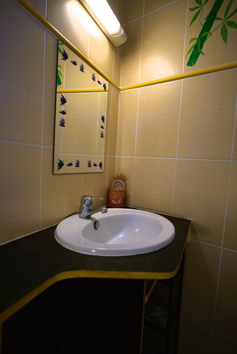 Le Bungalow de 46 m2 avec terrasse privé vue sur la mer, climatisé avec le wi-fi gratuit et comprenant une cuisine équipée, 1 chambre avec lit double, un séjour (2 couchages) écran plat, 1 salle de douche avec toilettes, une varangue de 20 m2.