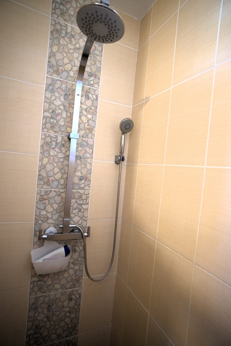 Le Bungalow de 46 m2 avec terrasse privé vue sur la mer, climatisé avec le wi-fi gratuit et comprenant une cuisine équipée, 1 chambre avec lit double, un séjour (2 couchages) écran plat, 1 salle de douche avec toilettes, une varangue de 20 m2.