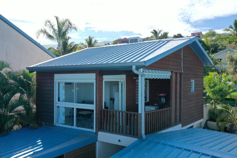 Le Bungalow de 46 m2 avec terrasse privé vue sur la mer, climatisé avec le wi-fi gratuit et comprenant une cuisine équipée, 1 chambre avec lit double, un séjour (2 couchages) écran plat, 1 salle de douche avec toilettes, une varangue de 20 m2.