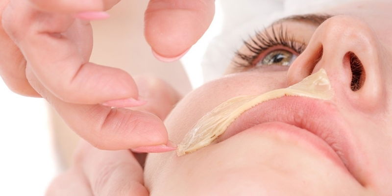 Sourcils + lèvres + menton