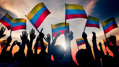 Indaga o consulta sobre cuál es el nivel de desarrollo de Colombia