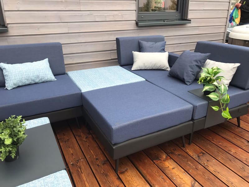 Sobre et tout en finesse, cet ensemble laisse place à diverses autres folies. Le motif Océane viendra donner une force de caractère, également soutenue par le bleu Indigo.