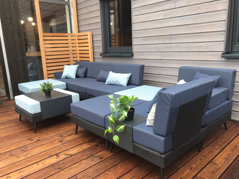 Sobre et tout en finesse, cet ensemble laisse place à diverses autres folies. Le motif Océane viendra donner une force de caractère, également soutenue par le bleu Indigo.