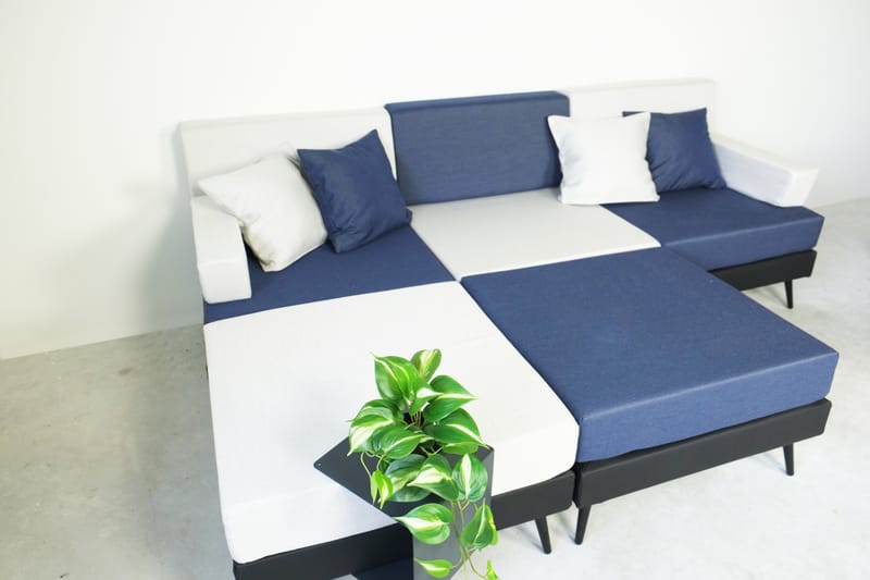 Cet ensemble de couleur sobre et tout en finesse, laisse place à diverses folies. N'hésitez pas, ajoutez les motifs sur les coussins décoratifs. 