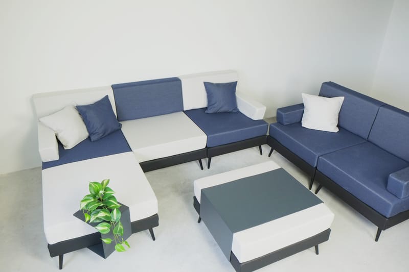 Cet ensemble de couleur sobre et tout en finesse, laisse place à diverses folies. N'hésitez pas, ajoutez les motifs sur les coussins décoratifs. 