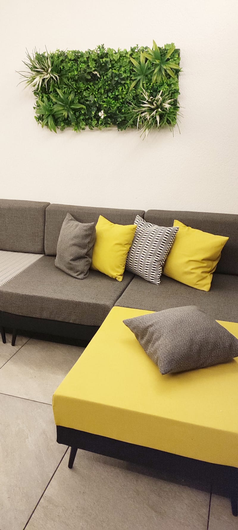 Pour une envie de sobriété, ces teintes s'associent à merveille tout en étant relevées par le motif Shamal. Une combinaison qui se glisse dans votre décor et qui reste indémodable.