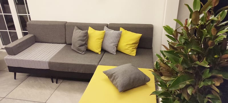 Pour une envie de sobriété, ces teintes s'associent à merveille tout en étant relevées par le motif Shamal. Une combinaison qui se glisse dans votre décor et qui reste indémodable.