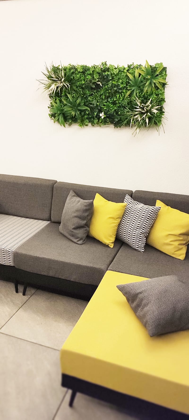 Pour une envie de sobriété, ces teintes s'associent à merveille tout en étant relevées par le motif Shamal. Une combinaison qui se glisse dans votre décor et qui reste indémodable.