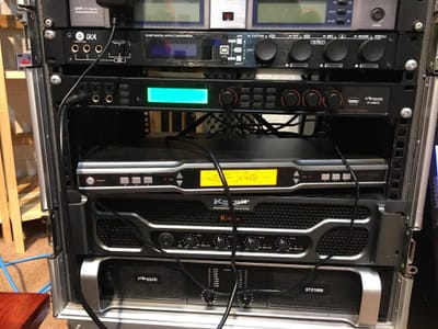 Sử dụng đẩy công suất hay amply cho dàn karaoke?