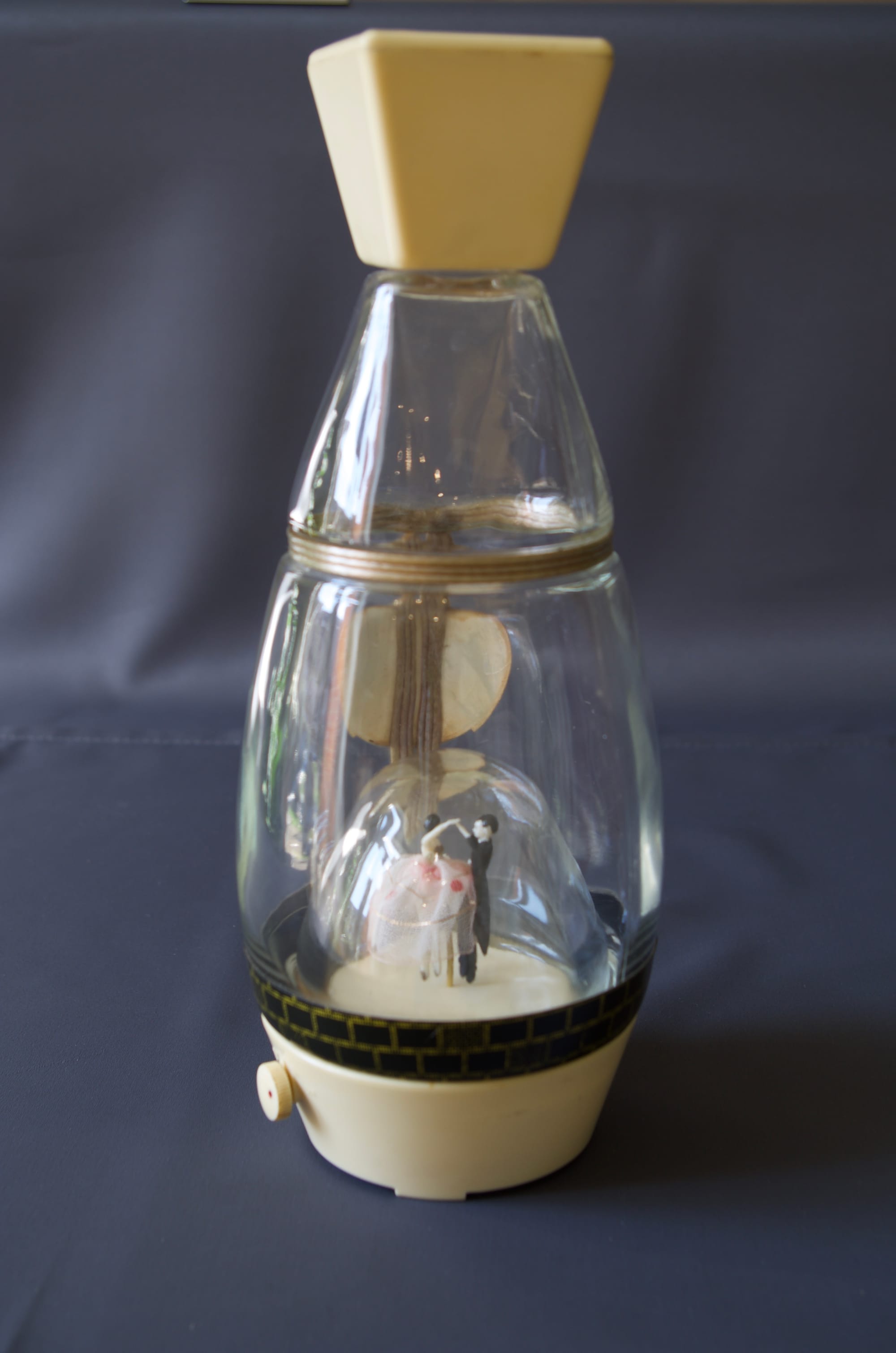 Musical Karaff Decanter With Tiny Dancers