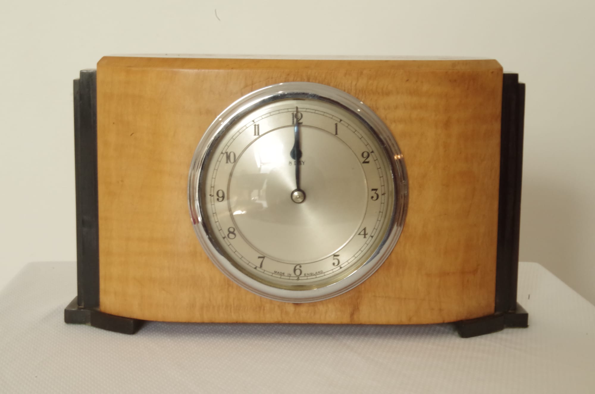 Vintage 8 day wooden art deco wooden mantle clock.