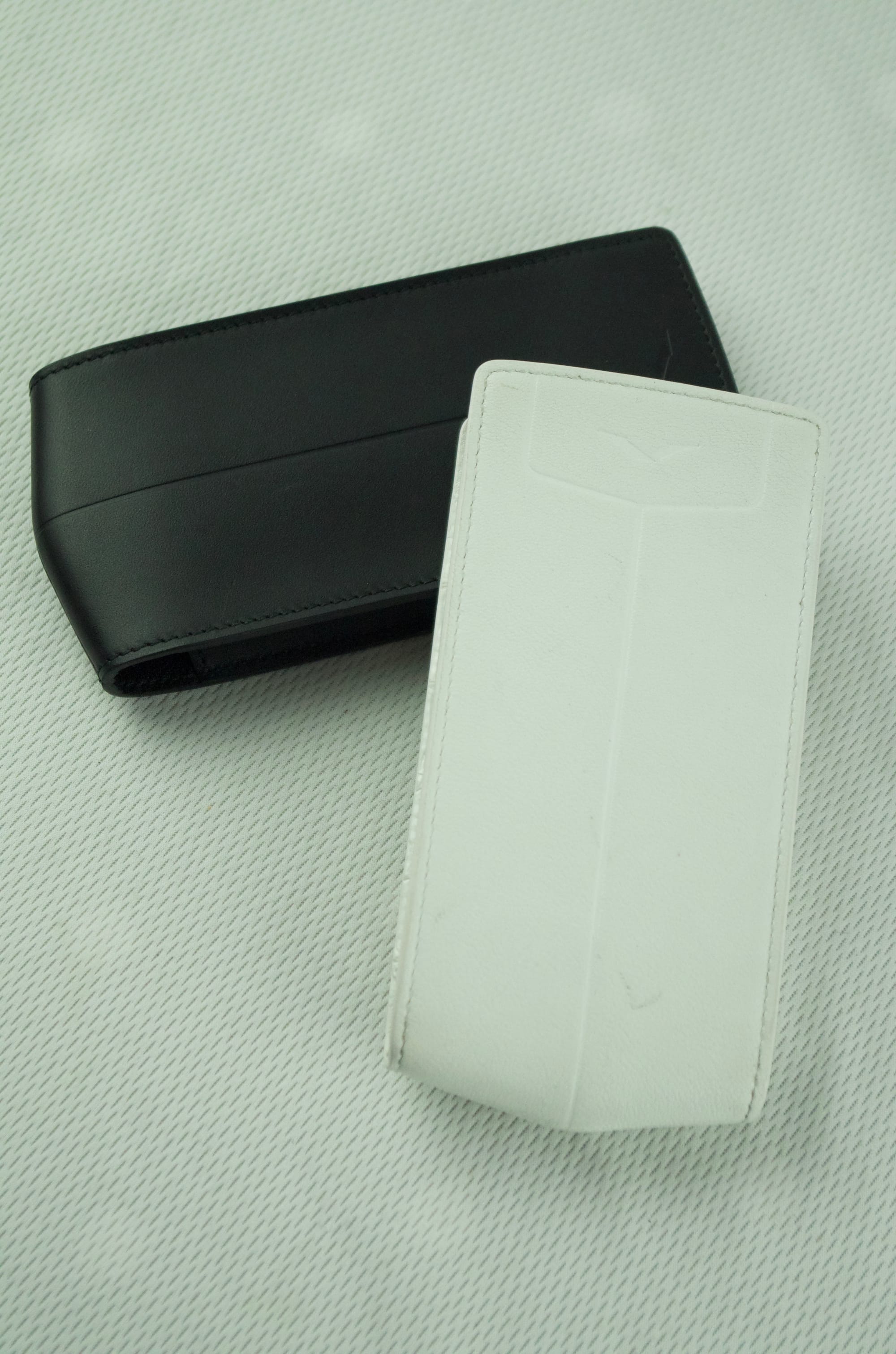 8.	Vertu Ti Luxury Mobile phone Black and White Leather Cases