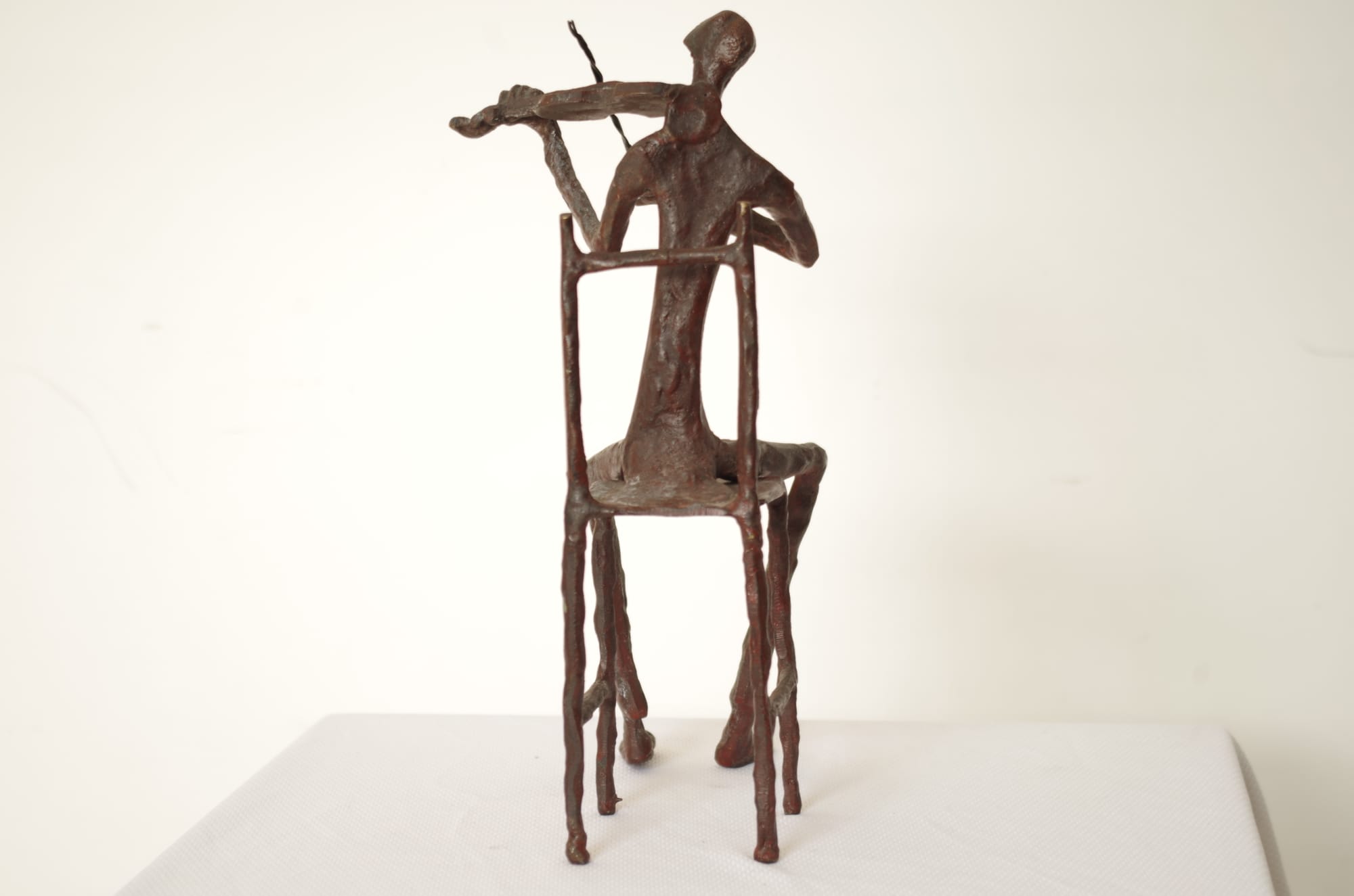 Old Vtg Cast Bronze Sculpure Man Sitting On Chair Playing Violin Figurine