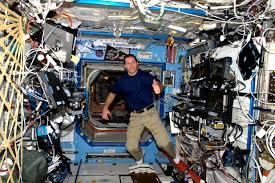 Question n°41 : Pourquoi les astronautes et leurs matériels flottent-t-ils dans la station ISS ?