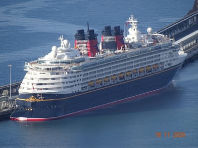 EINSAMES KREUZFAHRTSCHIFF