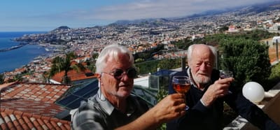 77 UND KEIN BISSCHEN LEISE