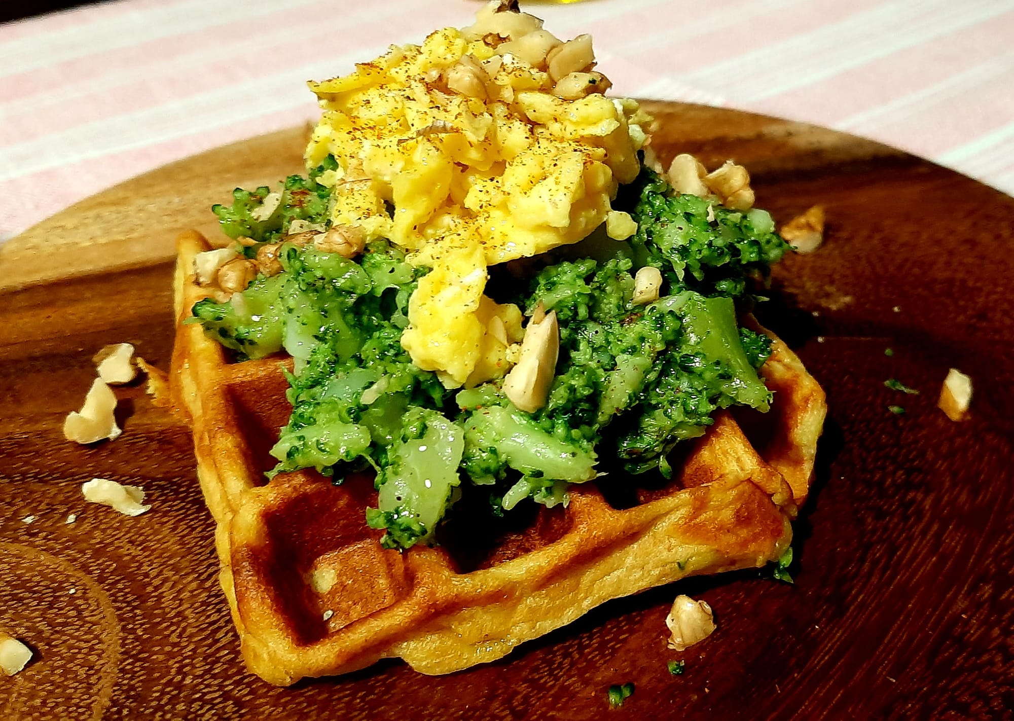 WAFFLE DI PATATE CON BROCCOLI E UOVO STRAPAZZATO