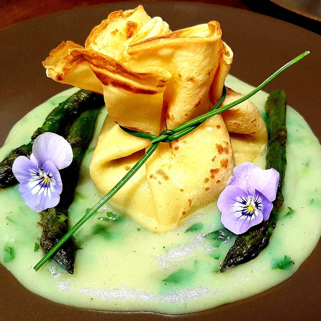 FAGOTTINO DI CRESPELLA CON ASPARAGI E SPECK SU CREMA DI PATATE