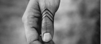 Tatuajes minimalistas en las manos