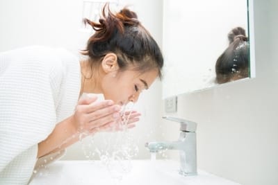 What type of face wash is useful for oily and acne-prone skin?