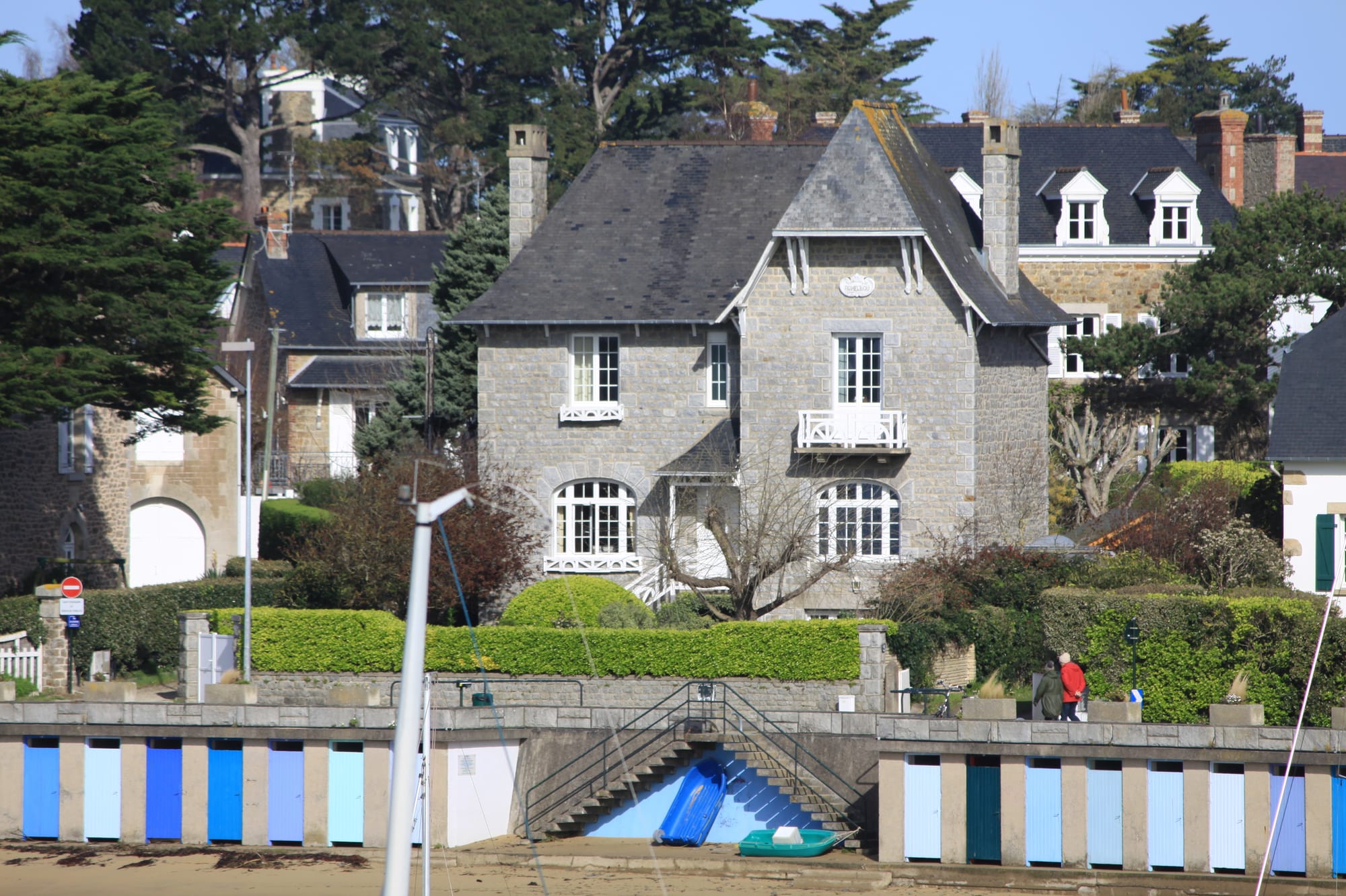 Maison bordant la plage du Béchet