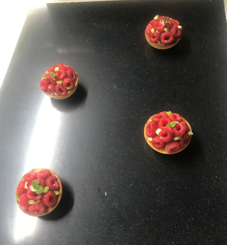 Recette tartelettes sphériques framboise et son craquant pomme pour 4 personnes