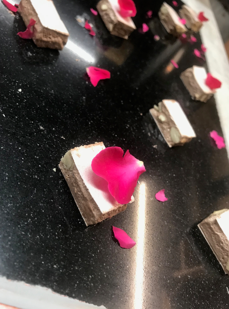 Recette Nougat Chocolat, Citron Jaune, Amande et Roses pour 4 a 6 personnes