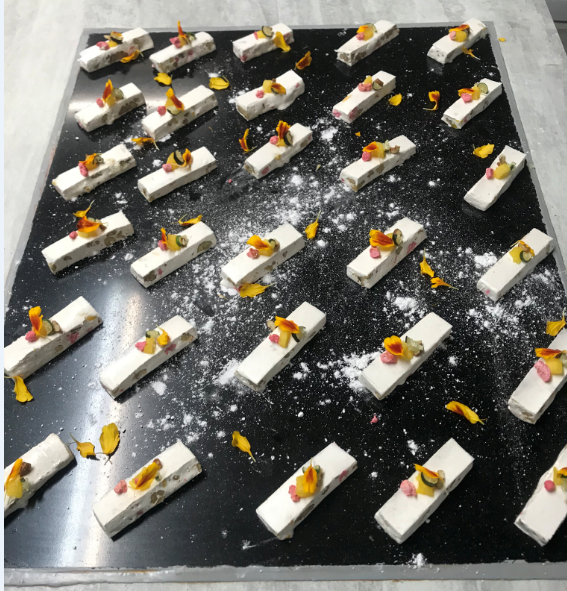 Recette Nougat tendre noix de coco, noix de pécan, noix, pralines roses, ananas victoria et citron caviar pour 4 a 6 personnes