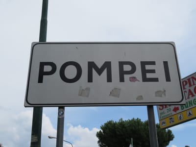 pociągiem „Circumvesuviana” z Neapolu do Pompei