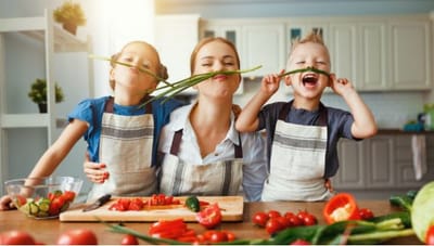 Οι καλές συνήθειες ξεκινούν νωρίς: 7 λόγοι για να εμπλακούν τα παιδιά σας στην κουζίνα