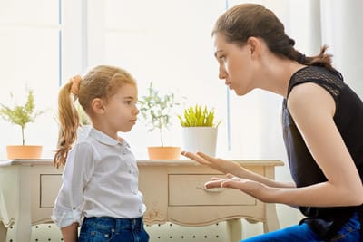 أخطاء ترتكبها الأم عند عقاب طفلها