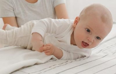 متى يبدأ الطفل في الانقلاب؟