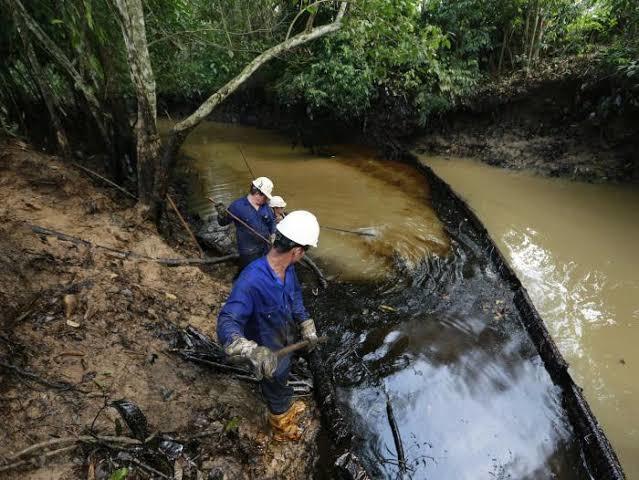 Contaminación por petróleo a el agua, aire y suelo y efectos que se producen