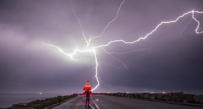 Jak zachować się w czasie burzy? Pierwsza pomoc osobie porażonej piorunem